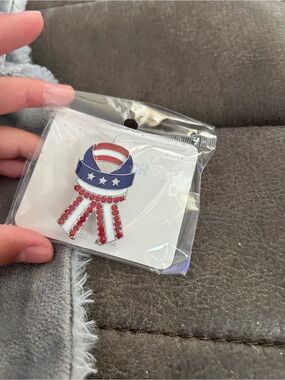 🔥$2 USA Patriotic Red White Blue Pin with Rhinestones brooch